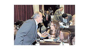 El ministro Carlos Tomada estuvo ayer en el recinto y saludó a la senadora Kirchner durantela sesión en la que se aprobaron los cambios en jubilaciones.