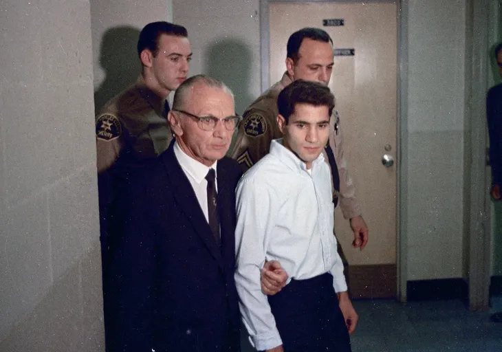 El ciudadano palestino-jordano Sirhan Sirhan le dispara a Robert Kennedy en 1968 en Los Ángeles. El senador estadounidense y candidato a presidente fallece al día siguiente. El ciudadano palestino-jordano Sirhan Sirhan le dispara a Robert Kennedy en 1968 en Los Ángeles. El senador estadounidense y candidato a presidente fallece al día siguiente.