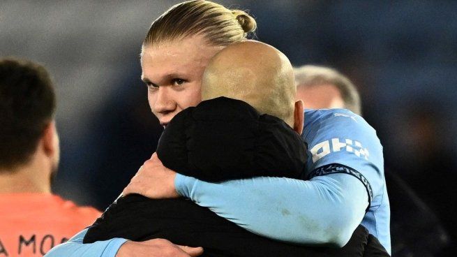 Halland abraza a Guardiola. El Manchester City cortó la mala racha