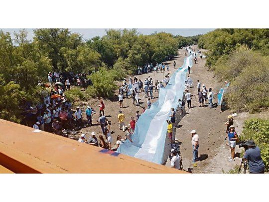 ACCIÓN. Con el respaldo de autoridades provinciales y municipales, grupos de ecologistas marcharon ayer en defensa del cauce del río Atuel, que atraviesa La Pampa y Mendoza.