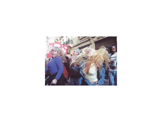 Travestis, prostitutas, piqueteros y vendedores ambulantes participaron de la protesta contra el Código Contravencional porteño, el pasado viernes 16, durante el violento ataque a la Legislatura de la Capital Federal.
