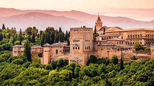La Alhambra es una fortaleza en la que vivían reyes, plebeyos y nobles de España.