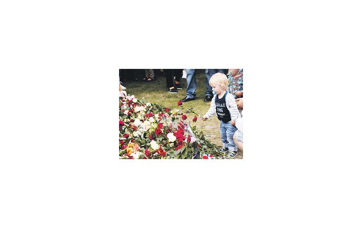 Un pequeño de dos años deja una flor durante un homenaje a los 77 asesinados hace un año por el ultraderechista Anders Breivik en Oslo y la isla de Utoya. Toda Noruega se congratuló, pese al dolor, de haber sabido preservar su modelo de sociedad abierta y tolerante.