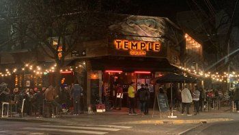 los bares portenos estuvieron repletos en su primer fin de semana con mesas al aire libre