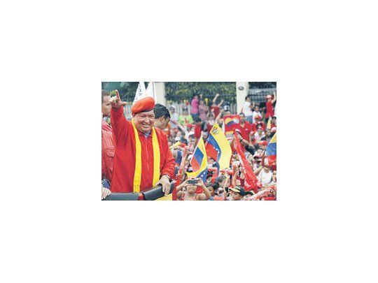 Hugo Chávez salió ayer a la calle en la ciudad de Maracay, en lo que supuso el comienzo formal de su campaña para las elecciones presidenciales de octubre. Necesita reforzar su presencia para convencer a los venezolanos de que su salud le permitirá seguir gobernando.