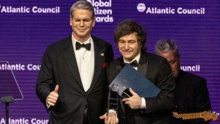 El secretario del Tesoro de los Estados Unidos, Scott Bessent, entregó un premio al presidente Javier Milei, en la ceremonia de los Premios Global Citizen, en septiembre de 2025. El secretario del Tesoro de los Estados Unidos, Scott Bessent, entregó un premio al presidente Javier Milei, en la ceremonia de los Premios Global Citizen, en septiembre de 2025.