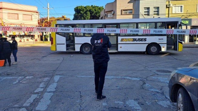 Santa Fe: a un joven se le enganchó la mochila al colectivo al querer bajar y murió atropellado