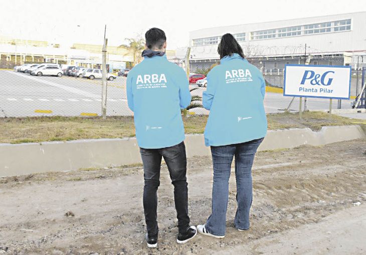 ACCIÓN. Los inspectores de Arba desplegaron ayer una serie de controles en empresas y rutas del conurbano, para detectar maniobras evasivas.