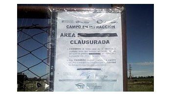 En la puerta del predio donde fue levantada la antenta, se colocaron fajas de clausura con carteles que esgrimen la leyenda: Campo en infracción. Área clausurada.