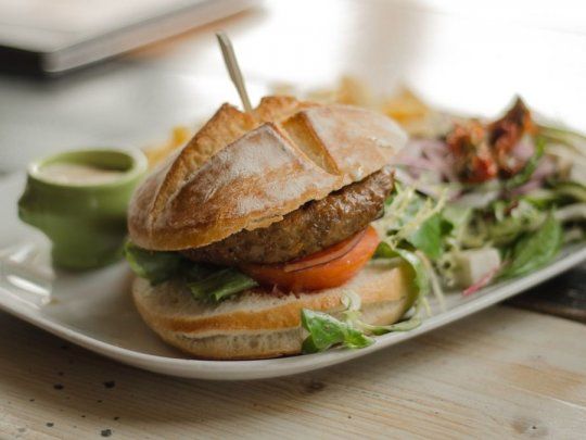 Con simples tips, la hamburguesas pueden ser más saludables.&nbsp;