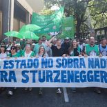Trabajadores nucleados en ATE se movilizan por el centro porteño en contra de la reforma laboral. Trabajadores nucleados en ATE se movilizan por el centro porteño en contra de la reforma laboral.