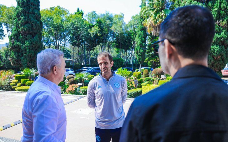 Javier Aguirre planea realizar visita a los 18 equipos de la Liga MX con el propósito de estrechar la comunicación entre la selección nacional y los clubes. El primero que visitó fueCruz Azul, donde junto a su cuerpo técnico presenció el entrenamiento y dialogó con el técnico Nicolás Larcamón y el director deportivo Iván Alonso.