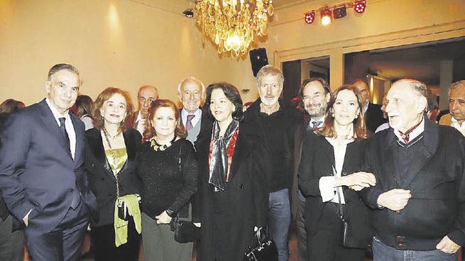 Festejo. Miguel Pichetto, Cristina Guzmán, Santiago Soldati, la embajadora de Francia Claudia Scherer, Jorge Knoblovits, Tulio Andreussi, Adriana Vaccaro y Néstor Perl, saludando a Teresa “la Colo” González Fernández.