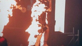 Susto en el show del Duki en Mar del Plata cuando quedó rodeado por el fuego.