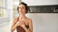 Este ejercicio es perfecto para relajarse y reducir el&nbsp;estrés﻿ rápidamente, con muchos beneficios para la&nbsp;salud mental.