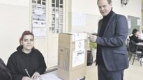 Escenario. El entrerriano Gustavo Bordet, la santacruceña Alicia Kirchner y el sanjuanino Sergio Uñac, al votar en las PASO. Saldo (parcial) a favor.