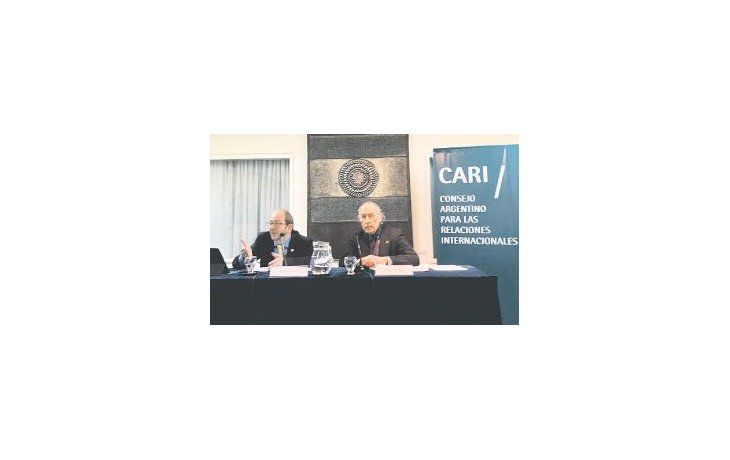 Boom de acuerdos. Miguel Braun (izquierda) cautivó a los asistentes ayer al CARI por la voluntad de insertarse comercialmente en el mundo.
