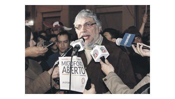 Fernando Lugo cambió en su postura inicial de aceptar el veredicto del Senado. Ahora promete resistir, según declaró en un acto ayer a la madrugada.
