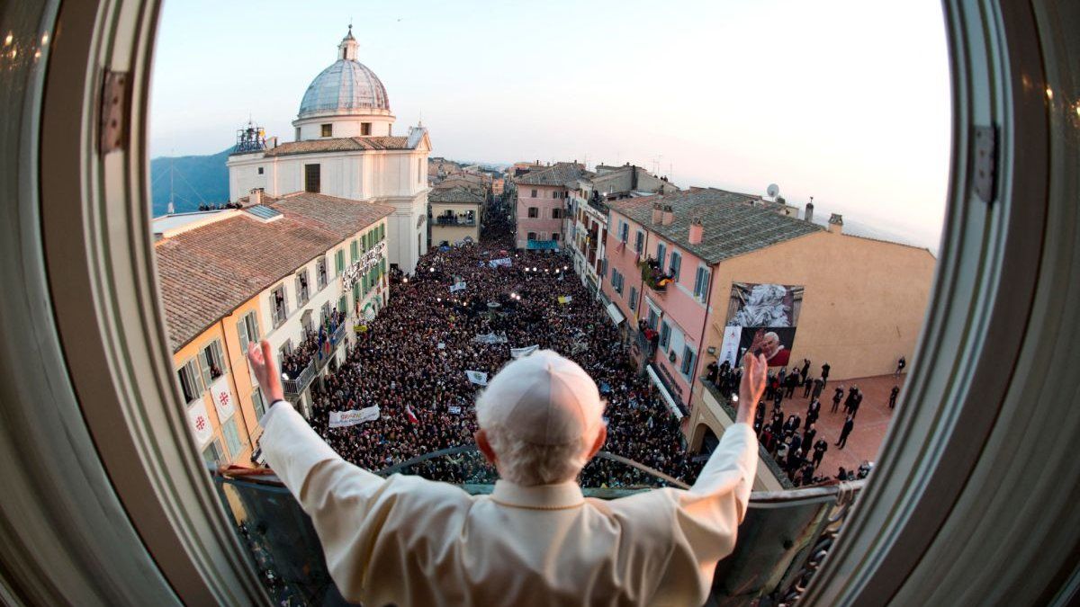 more than 100,000 faithful will bid farewell to the pope emeritus