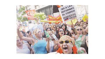 ámbito.com | Igual que en 1998, cuando se sancionó el Código que reemplazó a los viejos edictos policiales, travestis y prostitutas manifestaron frente a las puertas de la Legislatura porteña ante la posibilidad de que se endureciera esa norma.