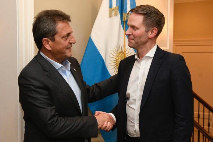 El ministro de Economía, Sergio Massa, junto al embajador Jorge Argüello, y los funcionarios del gobierno estadounidense Mike Pyle y Juan González.