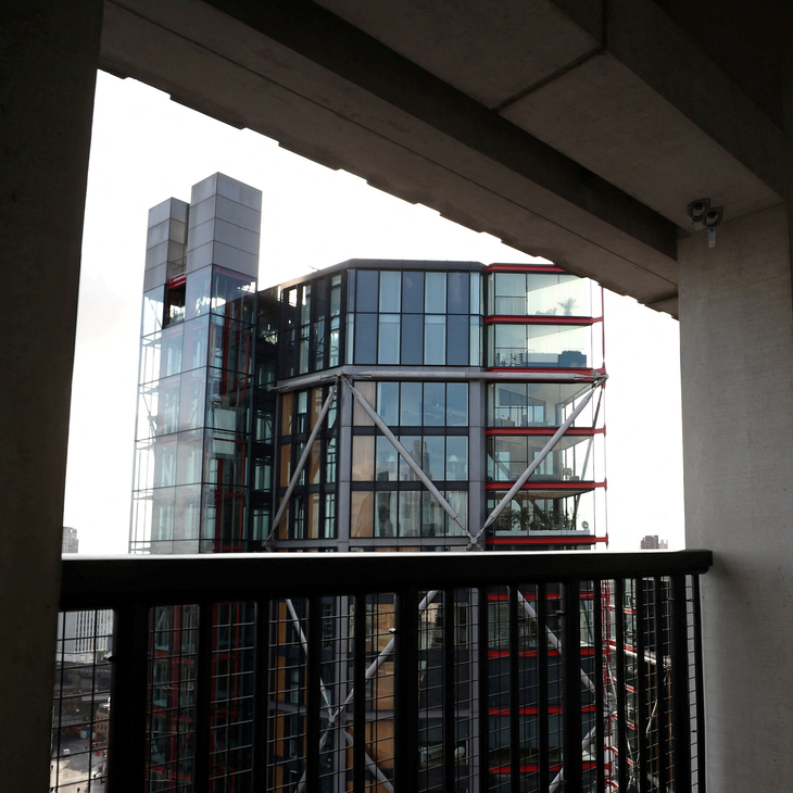 Neighbors of a luxurious London tower complain that they are being watched from a museum