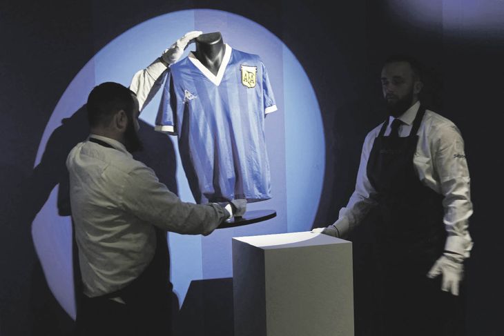 reliquia. La camiseta con la que Diego Maradona jugó el segundo tiempo ante Inglaterra fue subastada por la casa Sotheby’s y fue comprada por un coleccionista de los Emiratos Árabes Unidos en 7.142.500 libras esterlinas.