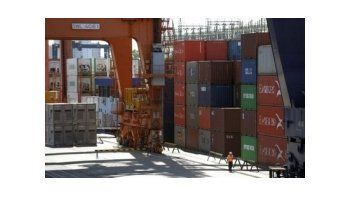 Crece el superávit comercial por nueva caída de las importaciones.