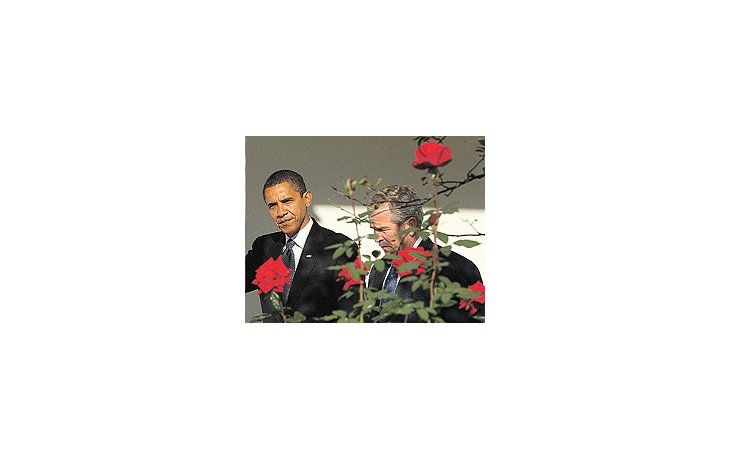 Barack Obama y George W. Bush ayer, durante su encuentro en la Casa Blanca. El primerollega al poder con una popularidad de 70%; el segundo se va con una aprobación de 27%,un mínimo histórico.