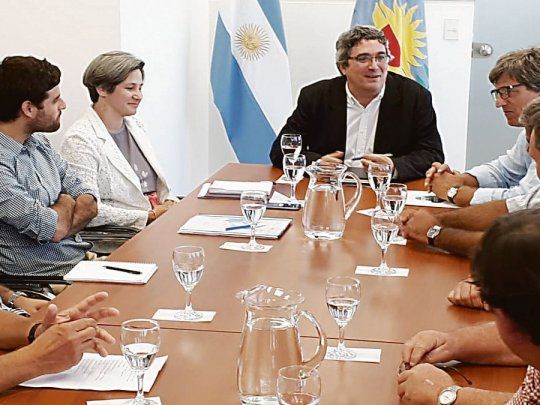 Contacto. El ministro de Desarrollo Agrario bonaerense, Javier Rodríguez, durante el encuentro ayer con los dirigentes de Carbap. La entidad espera ahora “pasar de la palabra a los hechos”.