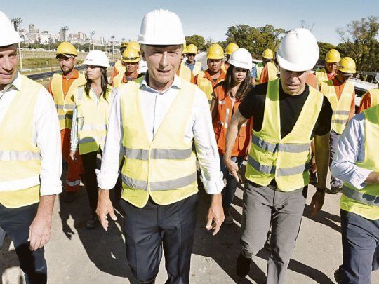Vías. Diego Santilli, Mauricio Macri y Horacio Rodríguez Larreta, ayer en una recorrida por las obras del viaducto Mitre en la Ciudad de Buenos Aires.