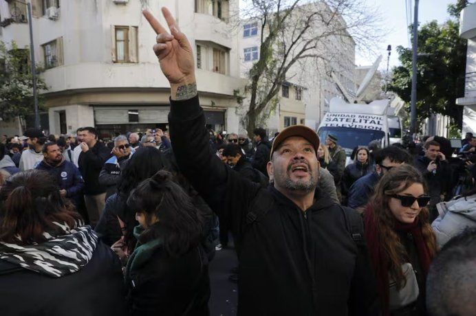 A la vez, militantes y seguidores autoconvocados permancen alrededor de su casa. 