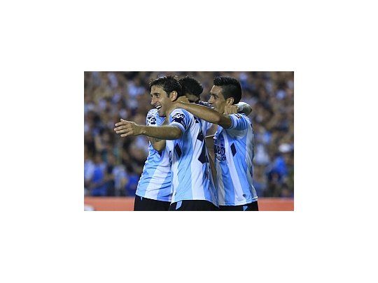 Racing festejó el empate entre Táchira y Sporting Cristal