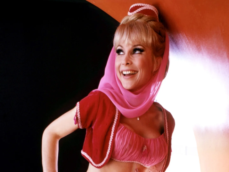 El traje de Barbara Eden también fue subastado.  El traje de Barbara Eden también fue subastado.