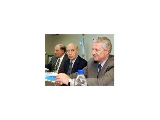 Roberto Lavagna, flanqueado por el diputado Díaz Bancalari y Jorge Sarghini (tiene cómo función ser nexo de Economía y Congreso), pidió a legisladores apurar leyes que exige el FMI.