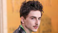 Es uno de los actores del momento y protagoniza esta emotiva película que está en Prime Video.