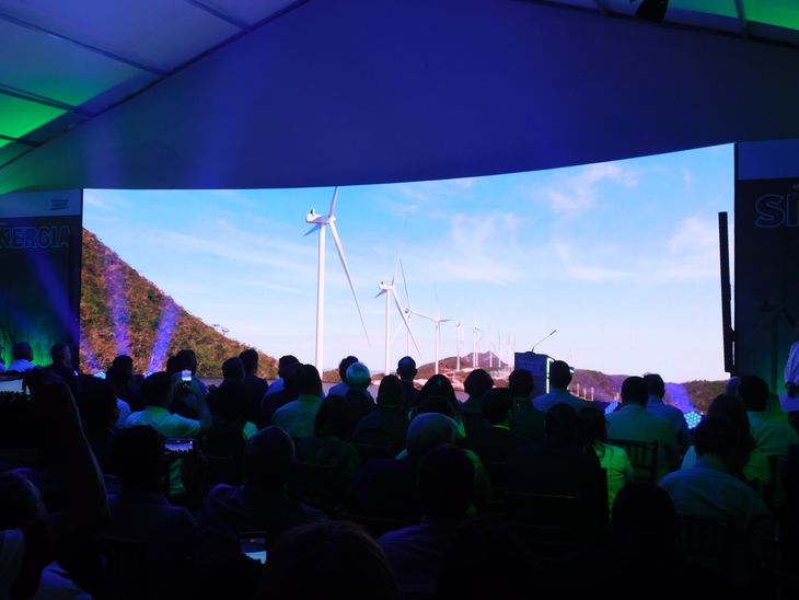 Pan American Energy (PAE) puso en funcionamiento el Complejo Eólico Novo Horizonte, que incluye 10 parques en 2.700 hectáreas y requirió 3.200 puestos de trabajo. Pan American Energy (PAE) puso en funcionamiento el Complejo Eólico Novo Horizonte, que incluye 10 parques en 2.700 hectáreas y requirió 3.200 puestos de trabajo.