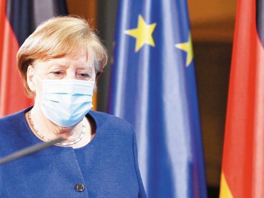 RESPALDO.&nbsp; La canciller Angela Merkel dijo que el certificado podría estar listo en tres meses. Los críticos argumentan que aún es muy pronto para lanzarlo debido a que se desconoce la efectividad real de las vacunas.