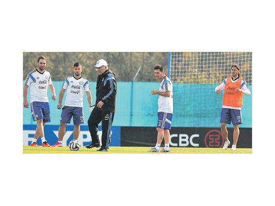 Alejandro Sabella se puso los anteojos para no errarle a la pelota. Lo observan con atención Gonzalo Higuaín, Sergio Agüero y Lionel Messi, mientras Martín Demichelis parece no tenerle confianza y les pide a los utileros otro balón. La Selección entrenó en Ezeiza pensando en Trinidad y Tobago.