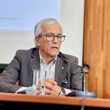 El ministro Juan Castillo vuelve a poner sobre la mesa la discusión sobre la jornada laboral.&nbsp;