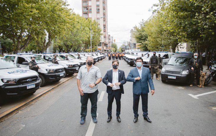 Patrulleros. Kicillof, rodeado por el ministro Sergio Berni y el intendente Fernando Espinoza, durante el acto.