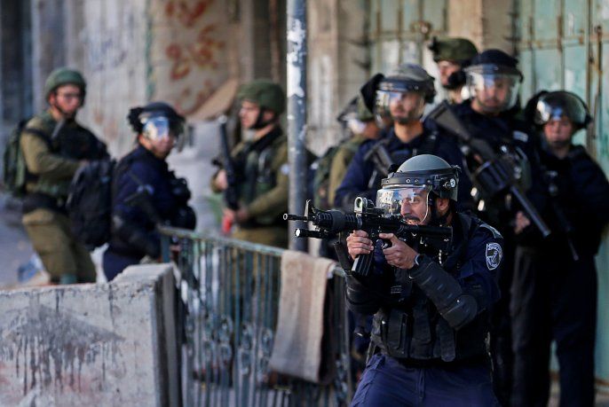 Soldados israelíes toman posición en Cisjordanía ocupada.