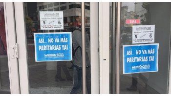 Los trabajadores bancarios de las 53 seccionales del gremio exigen la inmediata reapertura de las paritarias y rechazan el incumplimiento de lo dispuesto en el último acuerdo salarial. (foto: gentileza QC)