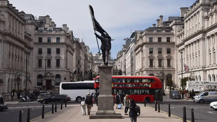 La figura se levanta cerca de monumentos históricos como los dedicados al rey Eduardo VII y al capitán Scott. La figura se levanta cerca de monumentos históricos como los dedicados al rey Eduardo VII y al capitán Scott.