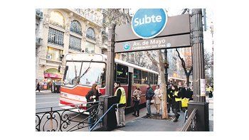 Ayer continuó funcionando el servicio gratuito de micros escolares, que dispuso el Gobierno porteño, para trasladar pasajeros desde el centro porteño por el recorrido de las líneas de subte, de 18 a 20.30.