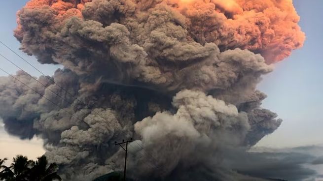 La erupción dejó una densa columna de ceniza que alcanzó los 10.000 metros de altura.