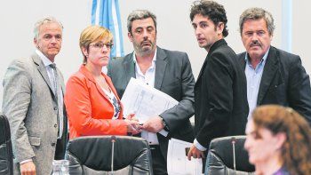 dudas. La presidente de la comisión de Legislación Penal, Gabriela Burgos (UCR), no pudo frenar una fuerte embestida contra la ley antibarras.