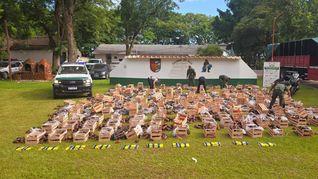 El procedimiento se realizó durante la madrugada en el norte de Salta y terminó con cinco detenidos. El procedimiento se realizó durante la madrugada en el norte de Salta y terminó con cinco detenidos.