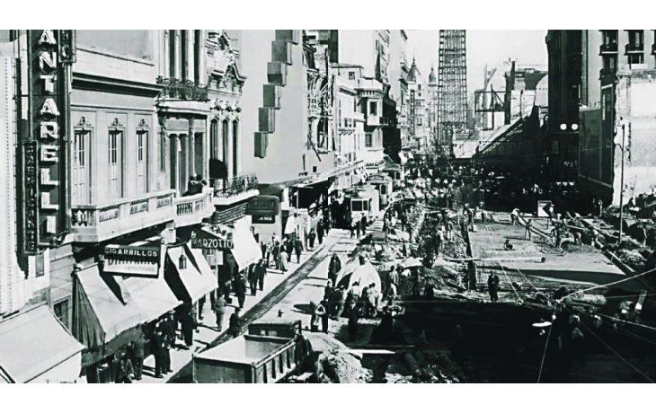 ámbito.com | Ensanche. En 1936 finalizaron las obras para ensanchar Corrientes. Hoy proyectan peatonalizar dos carriles para fomentar la actividad teatral.