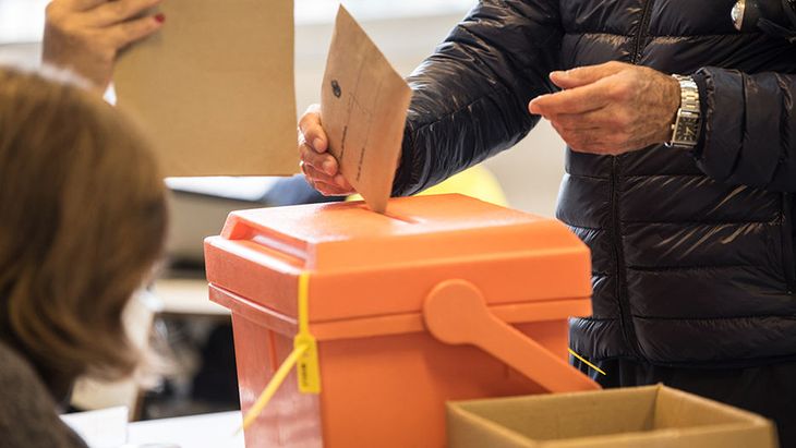 Votación Elecciones Urna